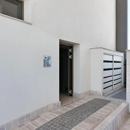 Renoir - Balcone E Box Auto - Selection Apartment Lecce
